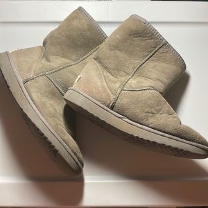 womens grey short uggs